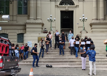 Professores fazem manifestação na frente da Prefeitura de Teresina